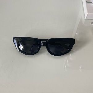 DEZI SUNGLASSES “ON READ” in black